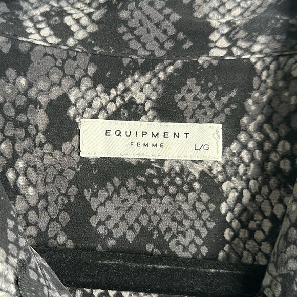 Equipment sneak print black and green slik button down shirt size large - Picture 6 of 9